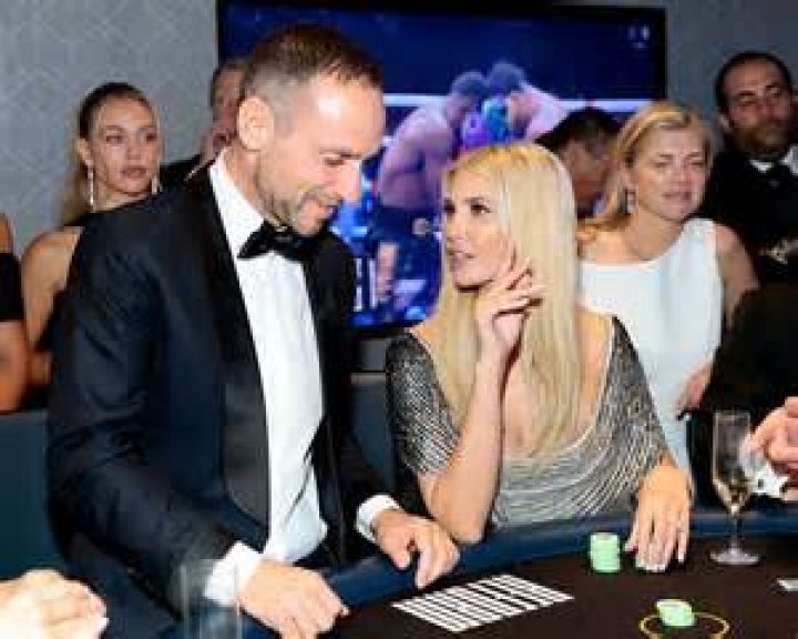 Beyonce Sits During Joaquin Phoenix’s Globes Ovation & Fans Call Shade – Hollywood Life