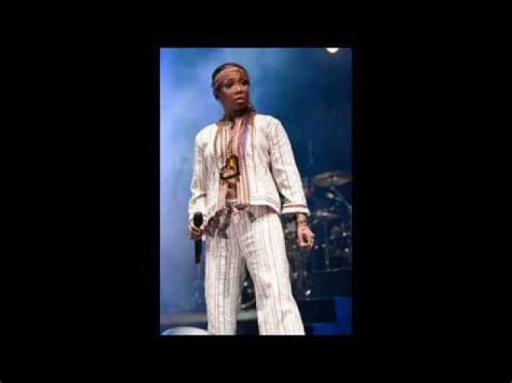 Brandy Trips & Falls Onstage While Performing At Music Festival – Watch