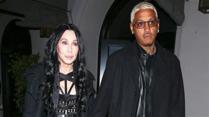 Cher Rocks Huge Diamond Ring, Gets NYE Kiss From AE Edwards: Photos – Hollywood Life