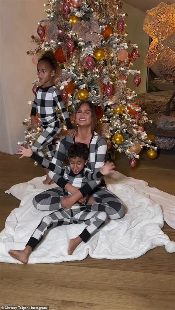 Chrissy Teigen Wears Matching Dress With Luna, 4: See 6 More Pics Of Moms Twinning With Their Daughters