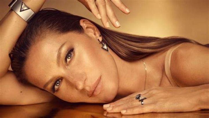 Gisele Bundchen Stuns In Bedroom Photoshoot Ahead Of The Super Bowl – Hollywood Life