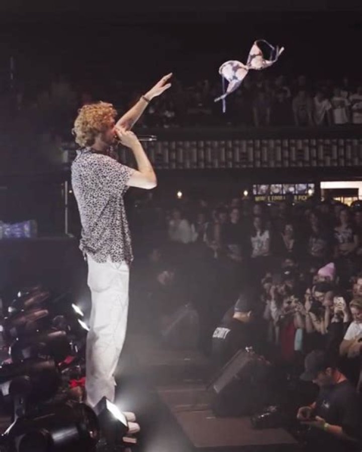 Harry Styles’ Reaction To A Dildo Thrown On Stage Is Hilarious & Epic — Watch