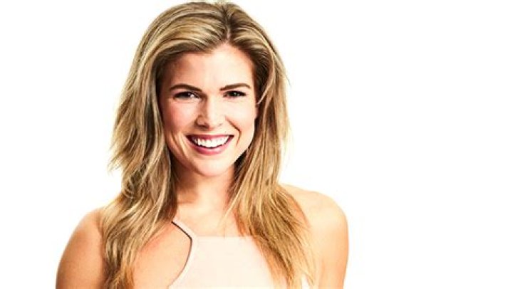Julia Rae: 5 Things To Know About ‘The Bachelor: LTYH’ Star Who’s Torn Between 2 Guys