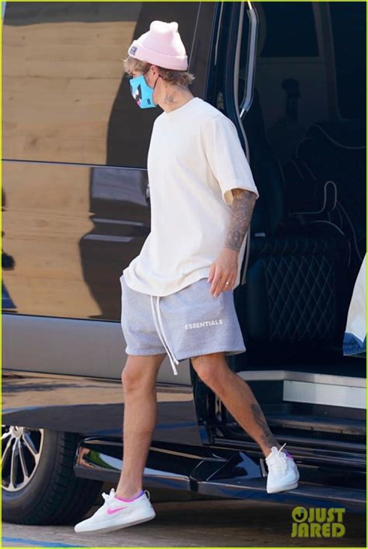 Justin Bieber Wears Face Mask While Out With Hailey Baldwin in Beverly Hills — See Pics
