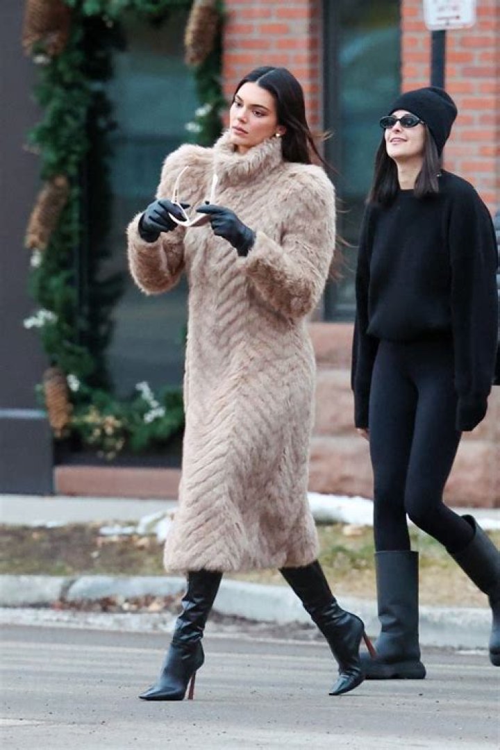 Kendall Jenner Rocks Skimpy Bikini & Fur Boots In The Aspen Snow – Hollywood Life
