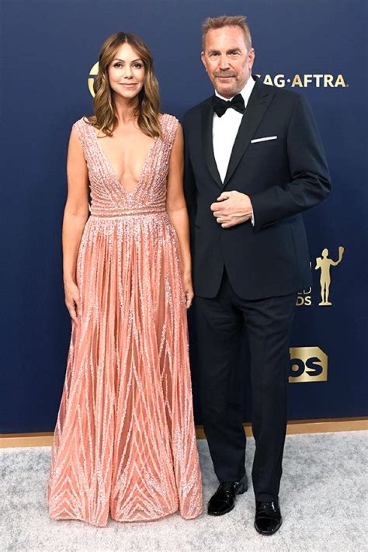 Kevin Costner’s Wife Wears Bikini In Hawaii Amidst Divorce: Photo – Hollywood Life