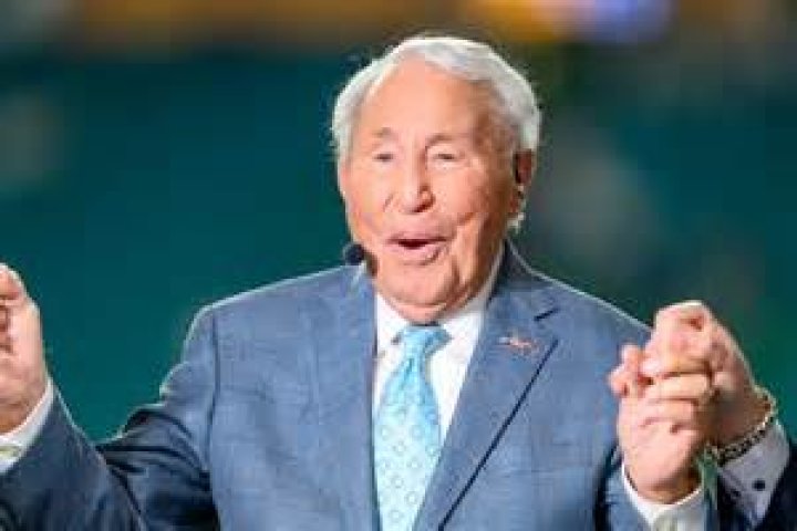 Kim Zolciak Claps Back After She’s Accused Of Photoshopping New Swimsuit Pic: ‘Watch My Story’