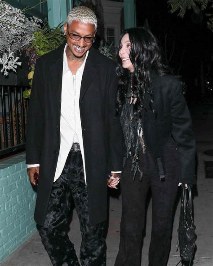 Lil’ Kim Holds Hands With Boyfriend On Date Night In West Hollywood – Hollywood Life