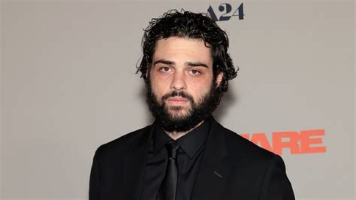 Noah Centineo Raves Over Director Elizabeth Banks – Hollywood Life