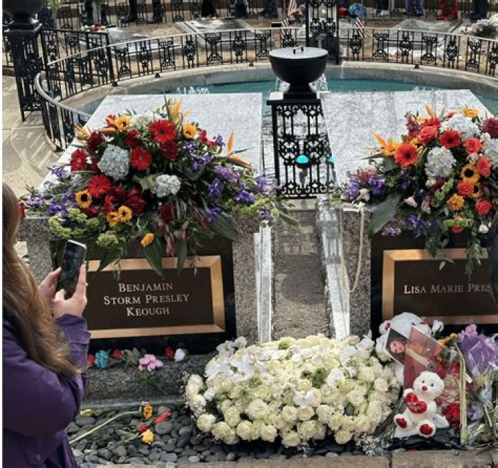 Sarah Ferguson Pays Tribute Lisa Marie Presley At Funeral – Hollywood Life