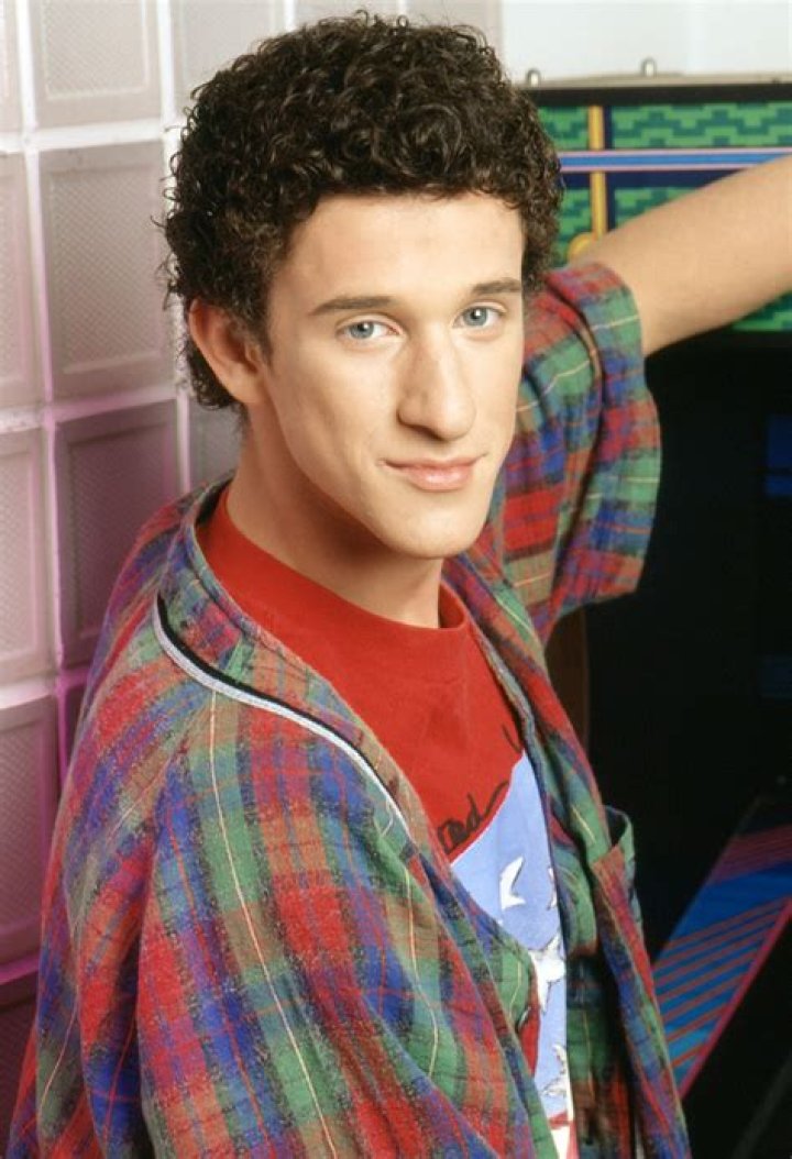 ‘Saved By The Bell’ Star Elizabeth Berkley Sends ‘Healing’ To Dustin Diamond After Cancer Reveal