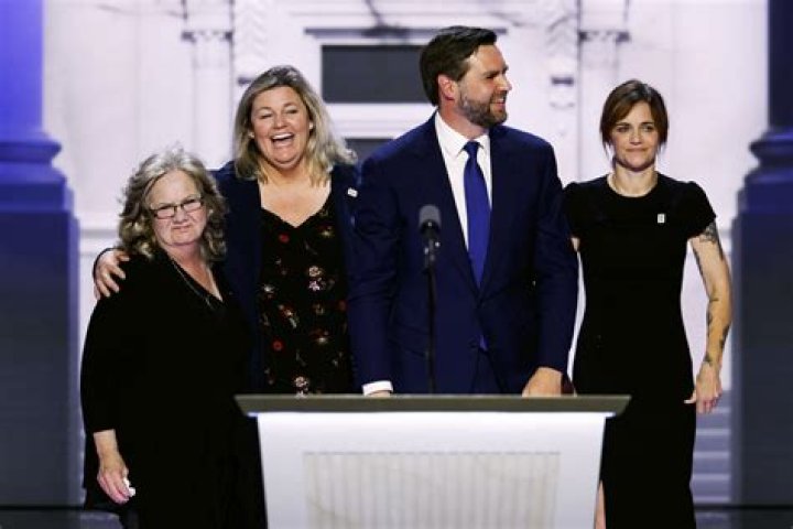 See Photo With Mom & Sister – Hollywood Life