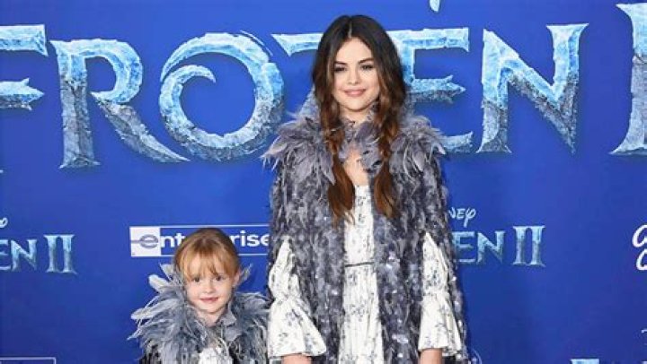 Selena Gomez ‘Embarrasses’ Her Sister Gracie By Failing At TikTok – Hollywood Life