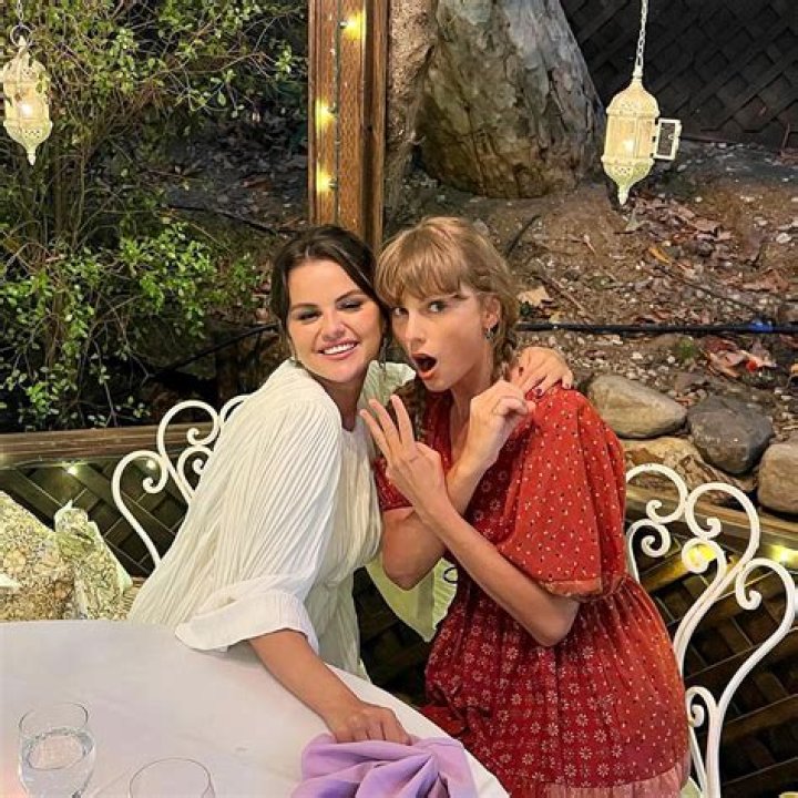 Selena Gomez: Friends Worried She’s ‘Brainwashed’ By Justin Bieber Love