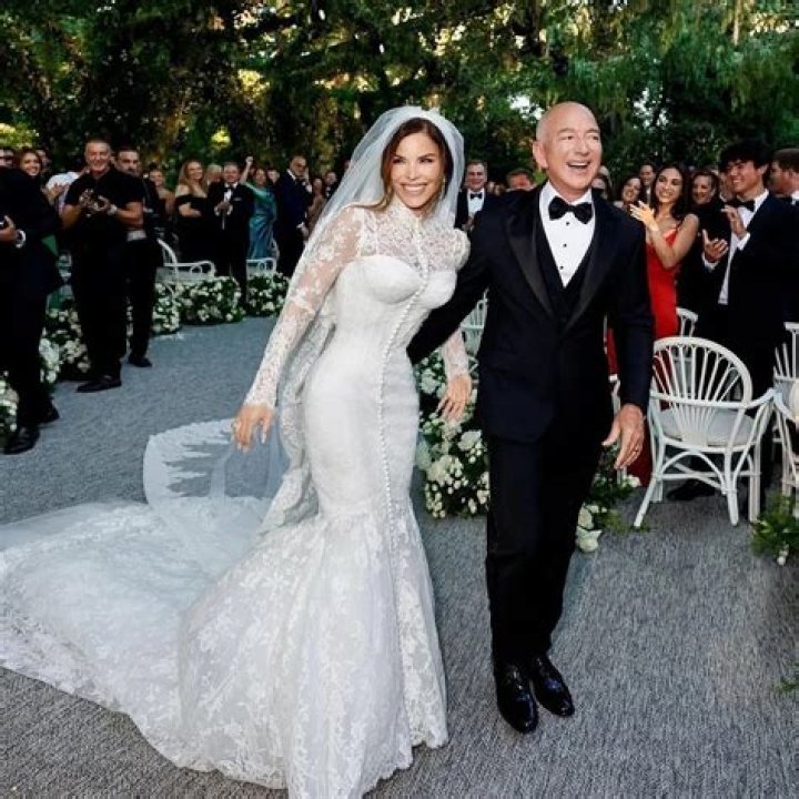 Serena Wore A Wedding Dress To Blair's Wedding & New Gossip Girl Wedding Details – Hollywood Life