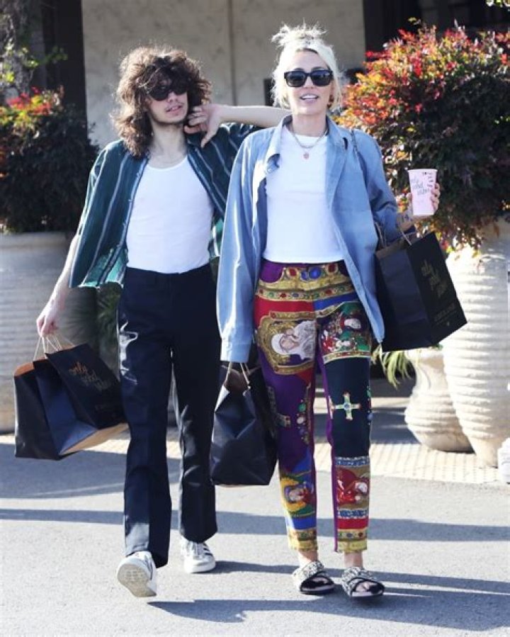 She Strips Naked In Breakup Anthem – Hollywood Life