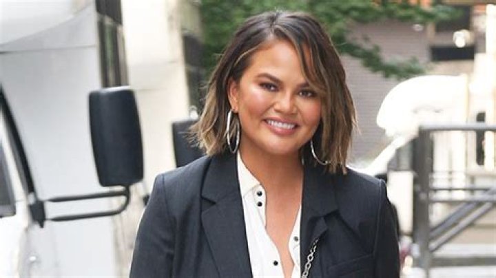 Slams Fan Who Disses Her Short Hair – Hollywood Life