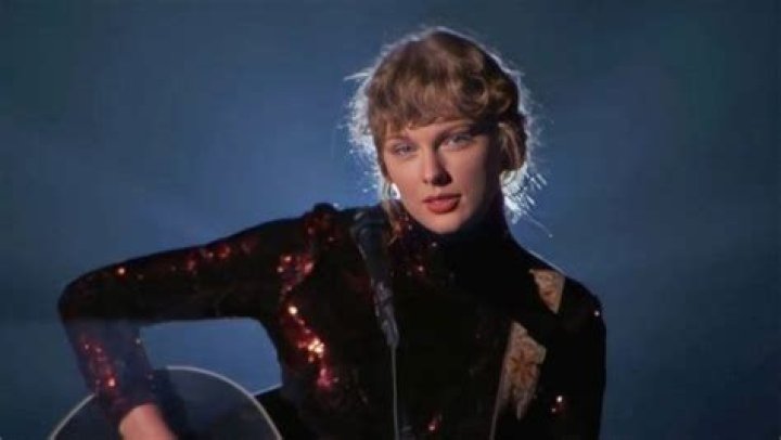 Taylor Swift Stuns While Returning To ACM Awards Stage For Debut Performance Of ‘Betty’