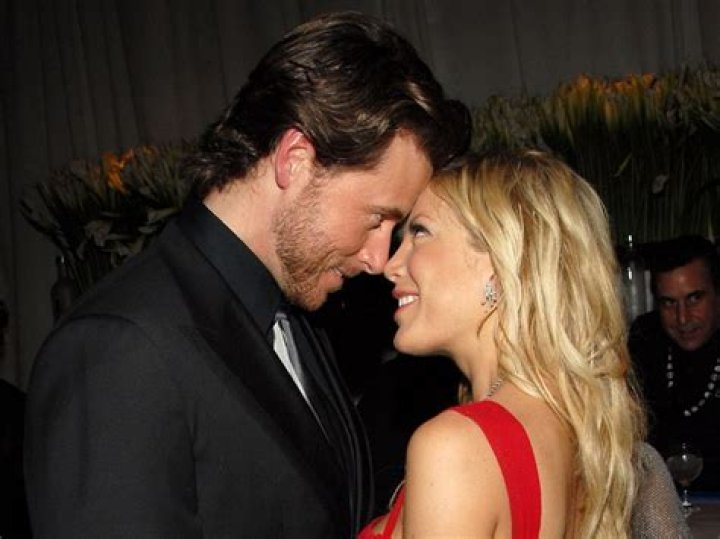 Tori Spelling & Dean McDermott Share Passionate Kiss At Valentine’s Dinner In LA: Photos