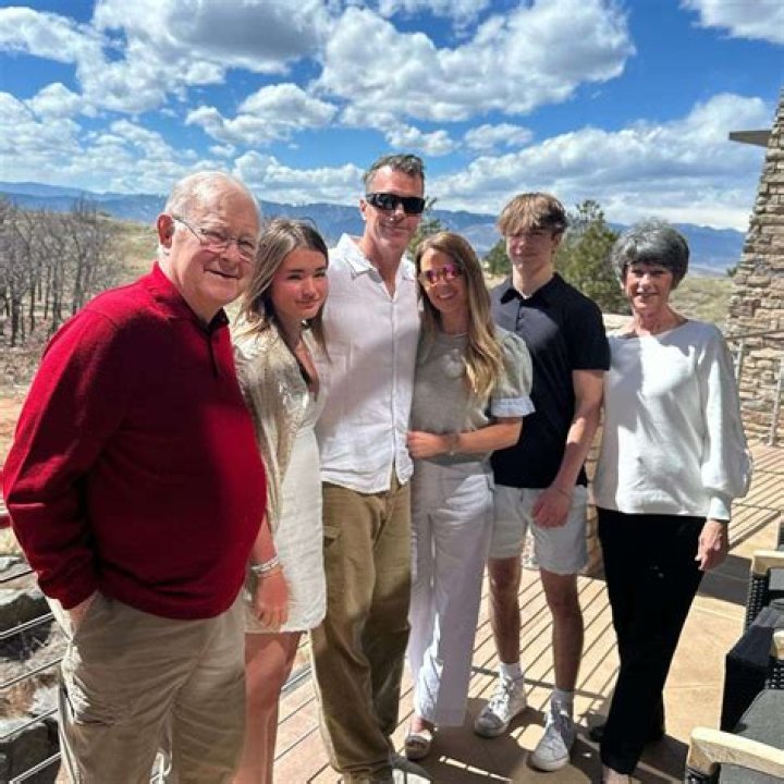 Trista & Ryan Sutter’s Daughter Blakesley, 11, Is Her Dad’s Twin In The Bucket Hat He Wore 17 Years Ago